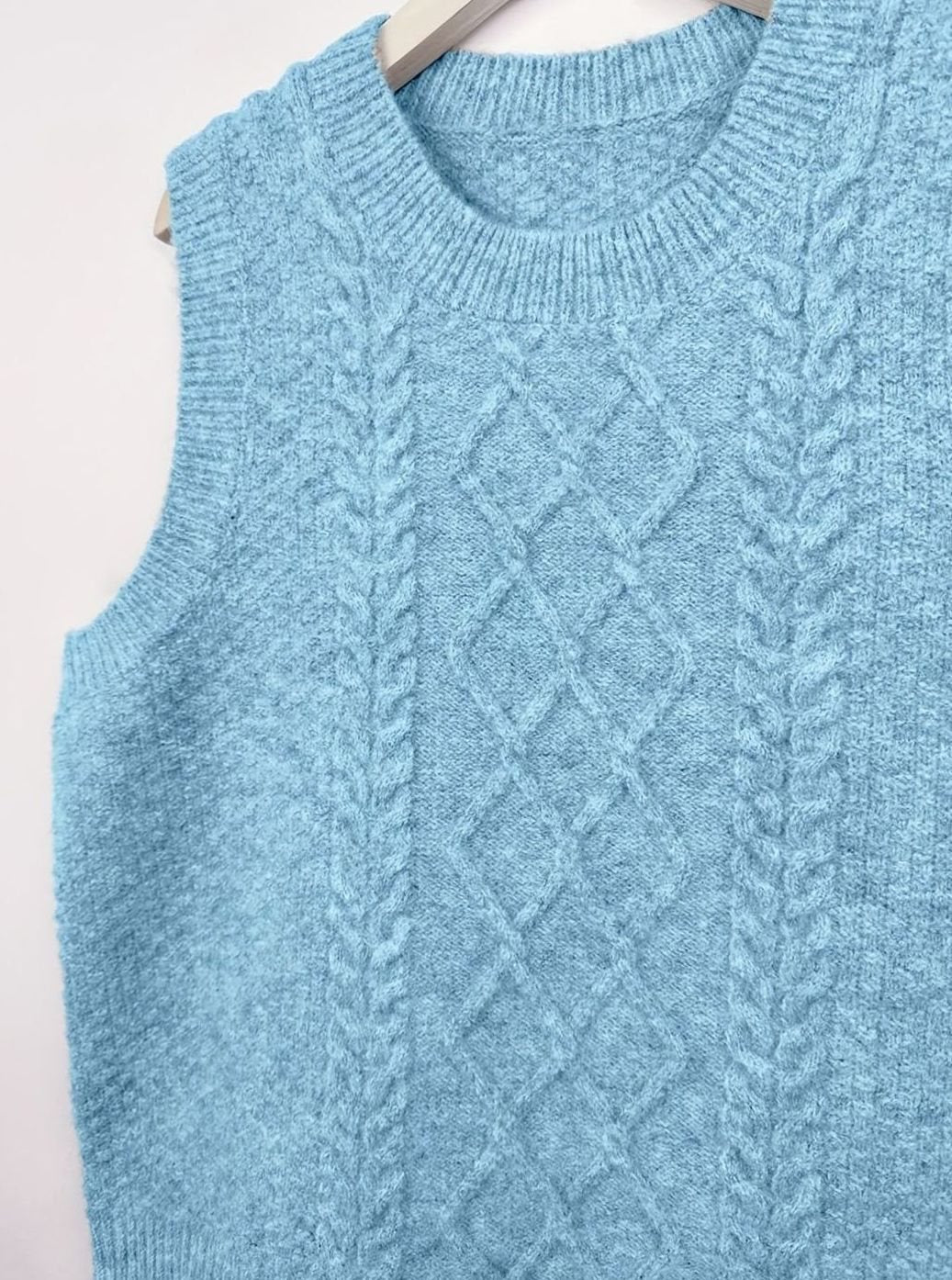 Women's Cable-Knit Round-Neck Sleeveless Sweater Vest