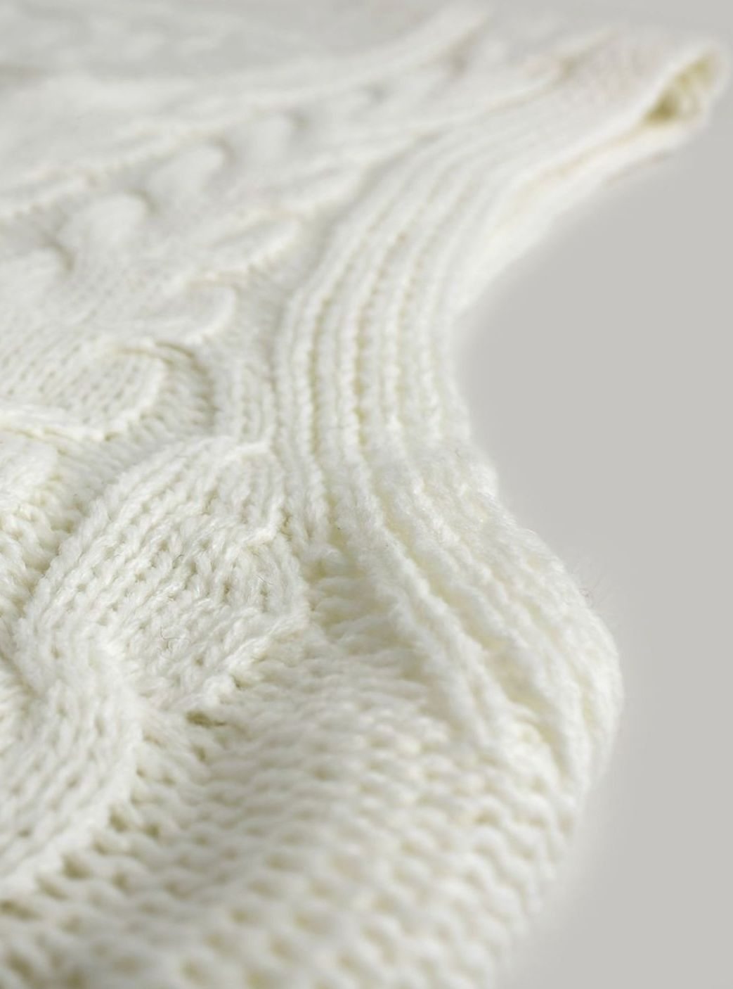 Women's Cable-Knit V-Neck Sweater Vest Relaxed Layering Pullover